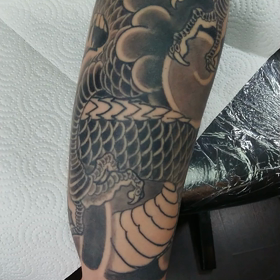 龍のフルスリーブタトゥ途中経過の画像