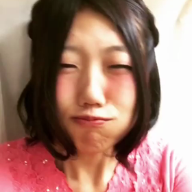 揺れながらおやすみなさい言う女の画像
