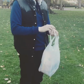 フンちゃん、リスとたわむれるの画像