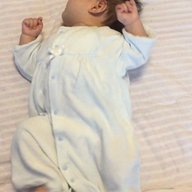 ［育児レポ⑩〜2ヶ月〜】2ヶ月半で初の寝返りの画像