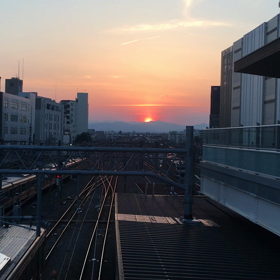 駅からの夕日の画像