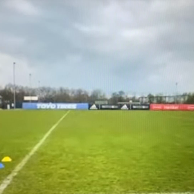 止める、蹴るの画像