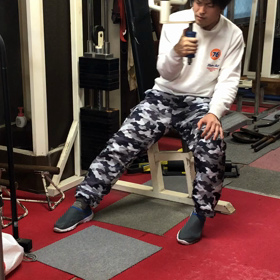 ペックデッキマシンを使った補強運動の画像