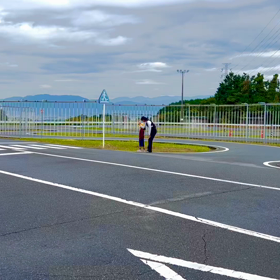 ドライバーとアイコンタクトの画像