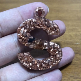 たーっぷり銅のイニシャル型オルゴナイトの画像