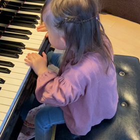 入学時グランドピアノに初めて触れた瞬間「こわい」と言っていた2歳Aちゃん。の画像