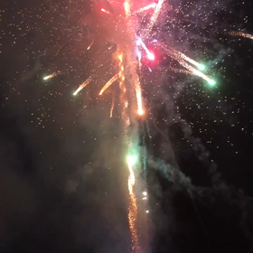 町内のお祭りの花火の画像