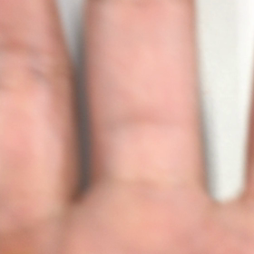 両手から謎の物体が出てきます。。の画像