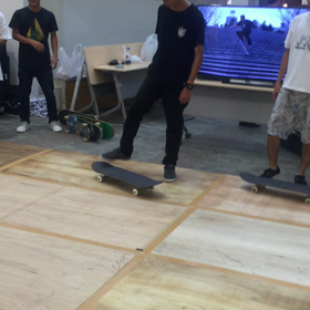 キックフリップの練習の画像