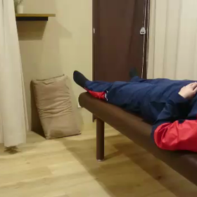 左の肩の痛みを訴える女性の画像