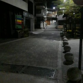 緊急事態中の有馬温泉街の足湯付近の様子の画像