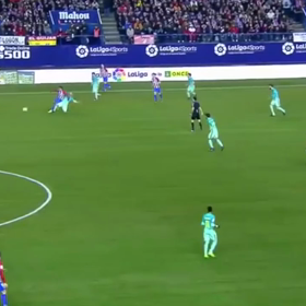 フィジカルを使ったドリブルの画像