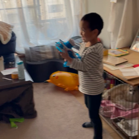 誕プレで遊ぶ辰の画像