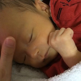 1m8d〜寝かしつけにドライヤーの画像