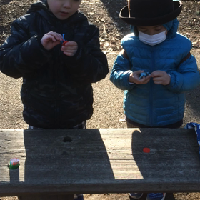 森の公園で細かい作業中の画像