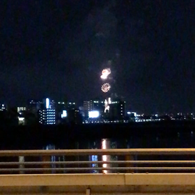 花火と季節外れのサンタさんの画像