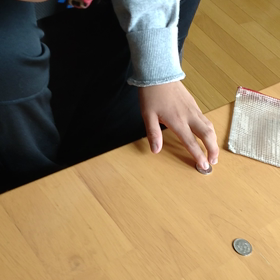 硬貨を摘まむの画像