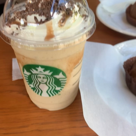 スタバでマロンフラペチーノと焼き栗ケーキの画像