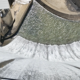 鳴子ダムすだれ放流の画像