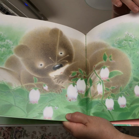 絵本を見ながらの画像