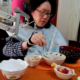 ポータブルスプリングバランサーで自分で食事の画像