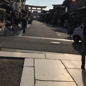 飛騨高山桜山八幡宮参道を歩くの画像