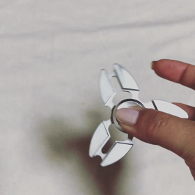 巷で話題のハンドスピナーの画像