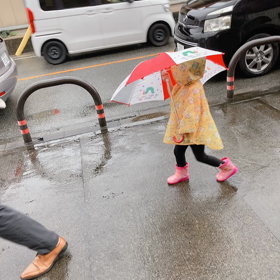 傘持って歩く娘の画像