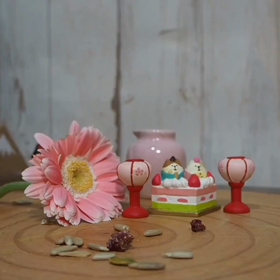 ガーベラくわえたりん太郎くんと大ジャンプまるくんの画像