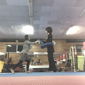 女子のミット打ち3の画像