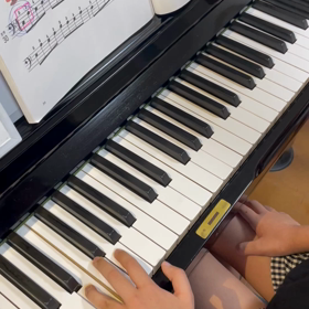 小指と中指を広げる　手の甲の向きを気をつけてねの画像