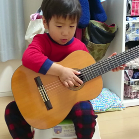 チビ１号くん、今日のギターの画像