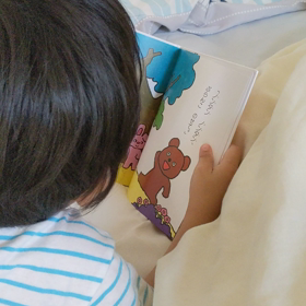 息子、絵本を声に出して読むの画像