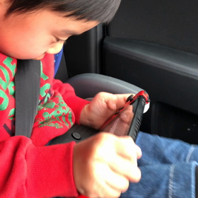 片手でゲームの画像