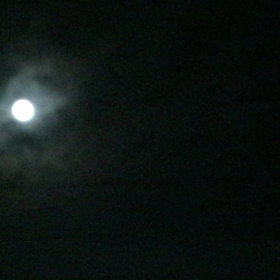 中秋の名月と花火の画像