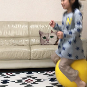 子供のバランスボール遊び②の画像
