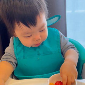 ゆったりと食べる息子の画像