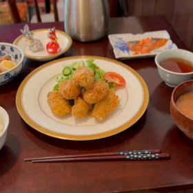 本日もありがとうございました。バイトさん達のごはんです。別々のメニュー、かきフライと...の画像