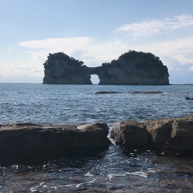 円月島と波の画像