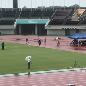 男子ジャベリックボール投げ(ホームストレート側から)①の画像