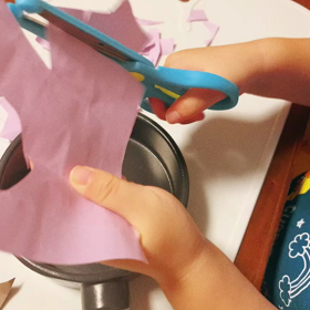 初めてはさみでチョキチョキしてみたの画像