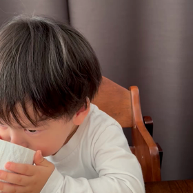 眠そうに食べている動画の画像