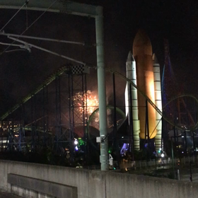 駅からみた花火の画像