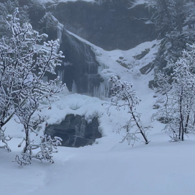 静かに流れ落ちる滝 cold but calm の画像