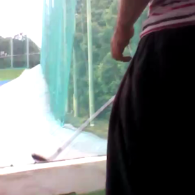 左打ち47°ウェッジで115ヤードの画像