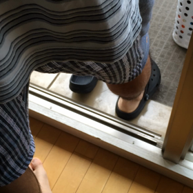 家事は最高のリハビリ【洗濯編】（スリッパを履いてベランダに）の画像