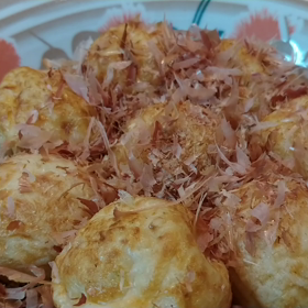 人と魚の餌の画像