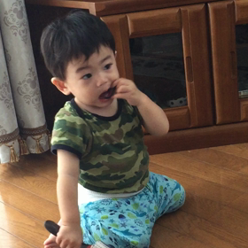 今日は、ヘアゴムを、食べてますの画像