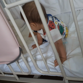 一人で座るの画像