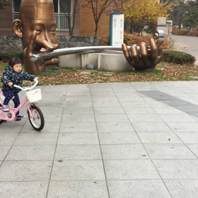 ひな、補助付き自転車に乗るの画像